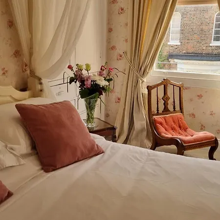 23 St Mary's Bed & Breakfast 4*